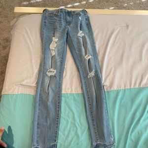 LIGHT WASH JEANS